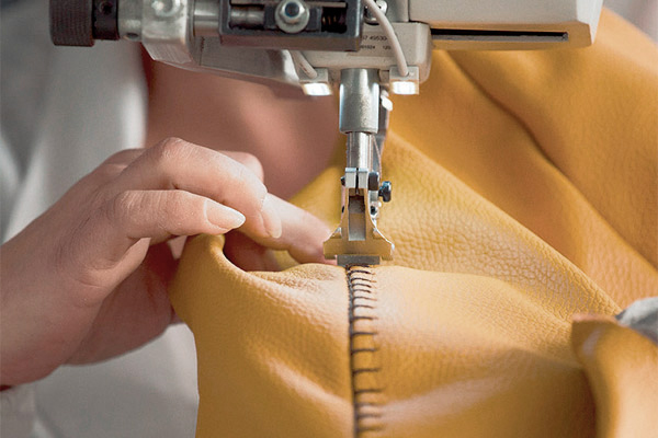 Calia Italia sofas: cutting and sewing
